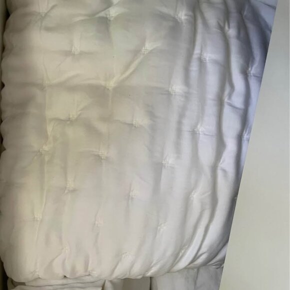 Pottery Barn TENCEL™ White Quilt Set. 2 Standard Shams - Picture 2 of 5